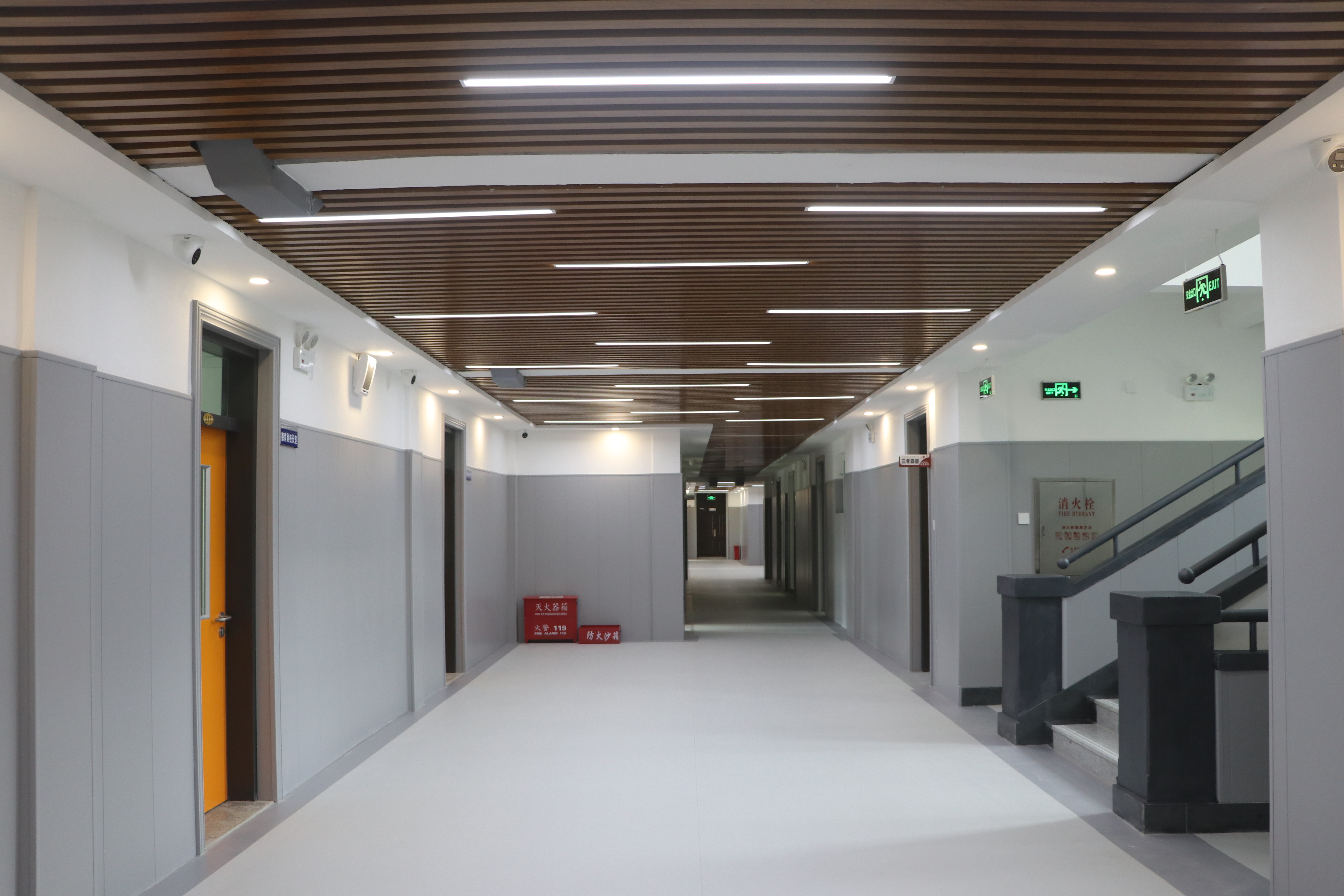 基础教育办公室附属学校党委到附属小学视察教学楼加固竣工情况